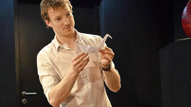 Er braucht nur einen Tisch und einen Stuhl und schon ist die Bühne für Benjamin Jorns fertig.  Foto: Sebastian Worch