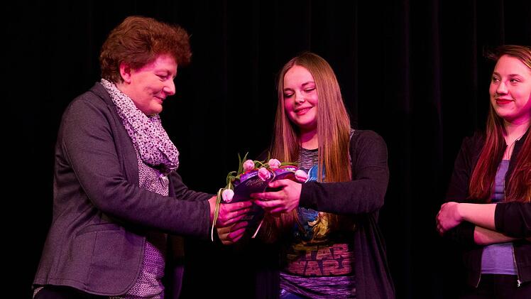 Xenia-Laura Miener übergibt Leiterin Judith Hirschberg ein Abschlussgeschenk.  Foto: Jule Müller