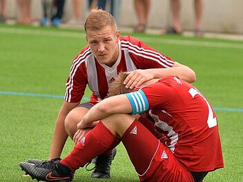 Trost vom eigenen Mitspieler: Der SV Buckenhofen verlor das Spitzenspiel beim ASV Weisendorf mit 0:5 und wird als Tabellen-Dritter auch kommende Saison in der Kreisliga spielen.  Fotos: Picturedreams