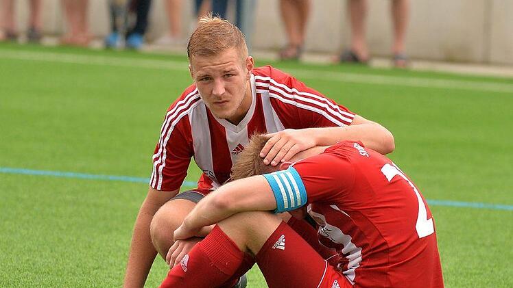 Trost vom eigenen Mitspieler: Der SV Buckenhofen verlor das Spitzenspiel beim ASV Weisendorf mit 0:5 und wird als Tabellen-Dritter auch kommende Saison in der Kreisliga spielen.  Fotos: Picturedreams
