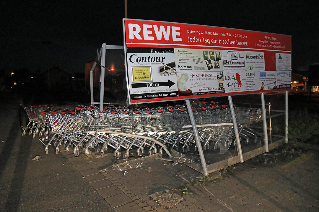 15-Jähriger rammt betrunken Einkaufswagenstand