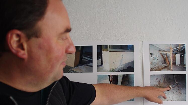 Bürgermeister Michael Pöhnlein zeigt Bilder vom Maxhaus-Umbau. Foto: Marco Meißner