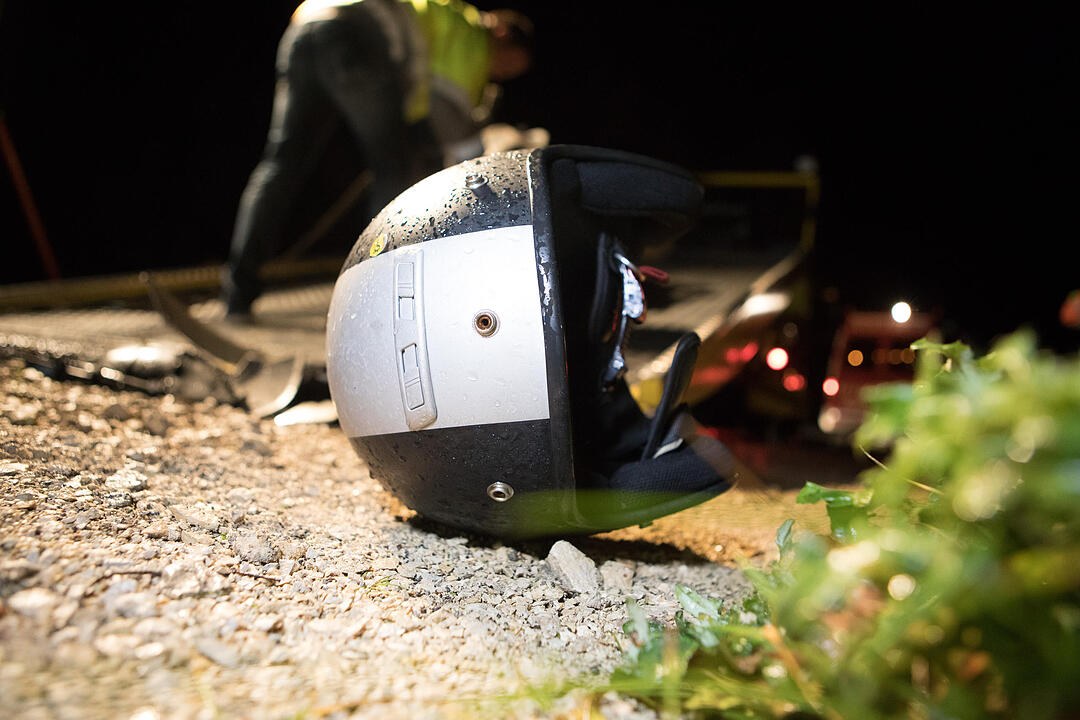 Rollerfahrer wird von Auto erfasst und stirbt