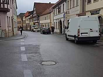 Kein idealer Platz zum längeren Halten oder Parken im Einmündungsbereich des Stadtberges. Foto: Helmut Will