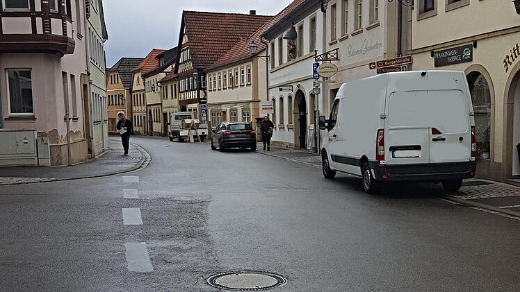 Kein idealer Platz zum längeren Halten oder Parken im Einmündungsbereich des Stadtberges. Foto: Helmut Will