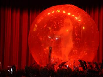 Mit ihrem "Magic Globe" faszinierte Terisa beim Bunten Abend des Obst- und Gartenbauvereins und der Stadt Eltmann.  Sabine Weinbeer