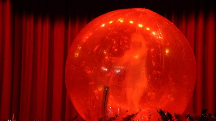 Mit ihrem "Magic Globe" faszinierte Terisa beim Bunten Abend des Obst- und Gartenbauvereins und der Stadt Eltmann.  Sabine Weinbeer