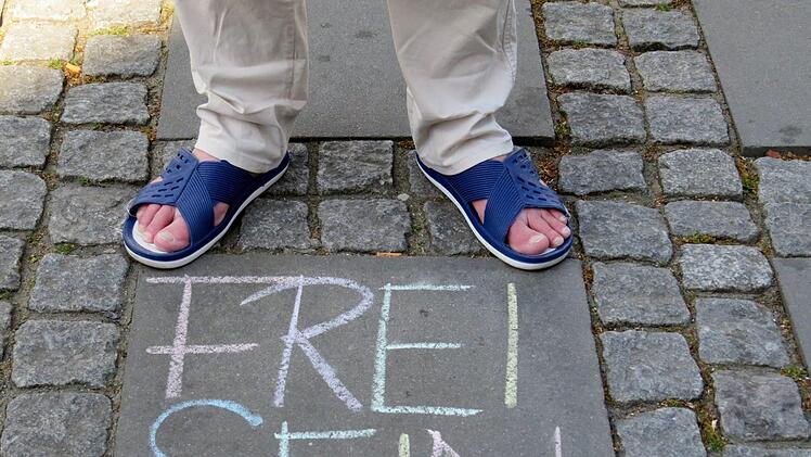 Wieder in Deutschland - wenn auch noch in den Geföängnislatschen.Hofmann