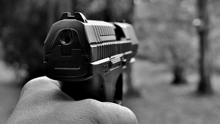 Im Nürnberger Stadtteil Katzwang bedrohte ein Mann seine Nachbarn mit einer Waffe, nachdem er zuvor seine Frau und Tochter attackiert hatte. Symbolfoto: pixabay