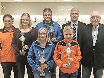 Die erfolgreichen Schützen: (V. l.) Carlo Machold (Erster Schützenmeister "Freischütz" Ebersdorf), Sarah Lipfert (Stadtmeisterin Luftpistole), Lina-Marie Harnisch (Stadtmeisterin Luftgewehr), Heiko Lipfert (Stadtmeister Sportpistole), Ben Feuerpfeil (Stadtmeister Luftgewehr Schüler), Erster Bürgermeister Timo Ehrhardt, Johannes Haase (Erster Schützenmeister Priv. SG 1612 Ludwigsstadt) Foto: Frank Ziener