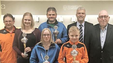 Die erfolgreichen Schützen: (V. l.) Carlo Machold (Erster Schützenmeister "Freischütz" Ebersdorf), Sarah Lipfert (Stadtmeisterin Luftpistole), Lina-Marie Harnisch (Stadtmeisterin Luftgewehr), Heiko Lipfert (Stadtmeister Sportpistole), Ben Feuerpfeil (Stadtmeister Luftgewehr Schüler), Erster Bürgermeister Timo Ehrhardt, Johannes Haase (Erster Schützenmeister Priv. SG 1612 Ludwigsstadt) Foto: Frank Ziener