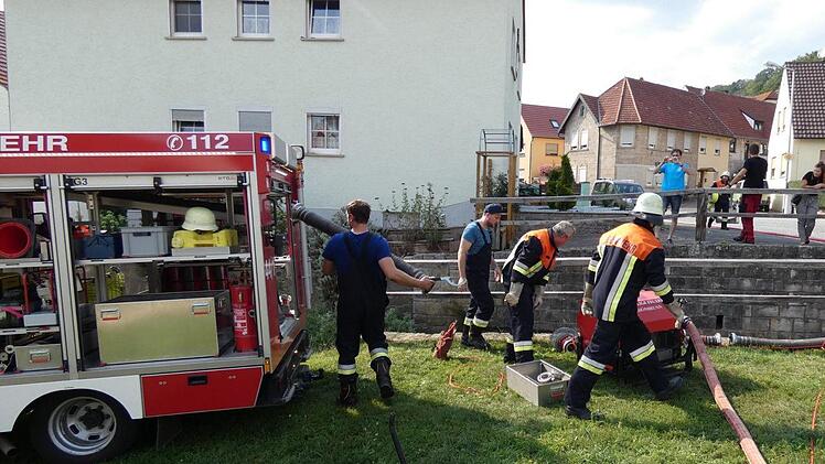 Die Feuerwehr Sch&ouml;nbrunn stellte die Wasserversorgung aus dem Steinbach sicher. Foto: Christian Licha