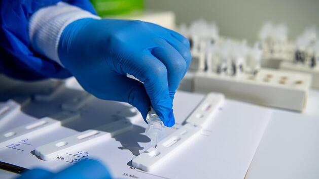 Immer mehr Corona-Tests fallen derzeit positiv aus.