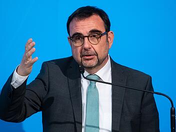 Klaus Holetschek (CSU), Gesundheitsminister von Bayern, hat sich für eine freiwillige Isolation nach einer Corona-Infektion ausgesprochen.