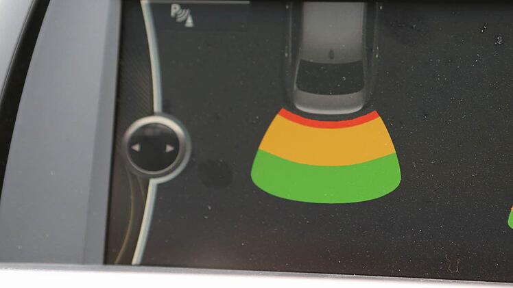 Beim Einparken hilft das Auto mit.