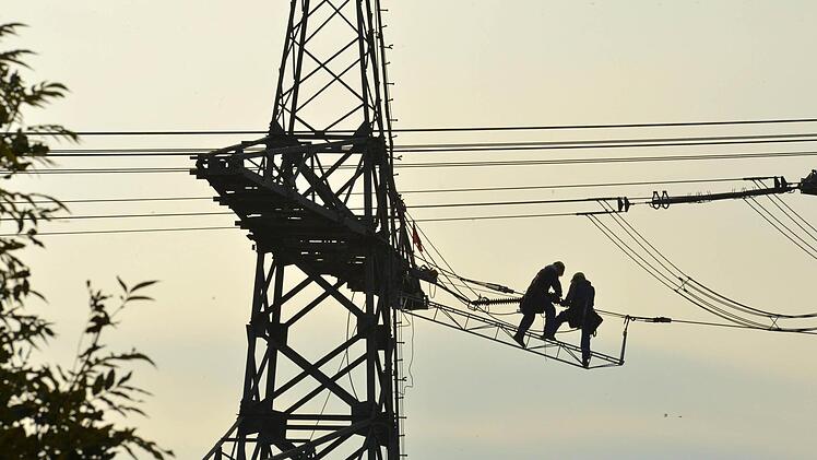 Den  Mast geentert wie der Seemann auf dem Segelschiff:  Ohne Handarbeit läuft beim Strom gar nichts.