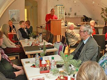 Im Café Clatsch präsentierten etliche Teilnehmer des Dichterwettstreits einem aufmerksamen Publikum ihre Arbeiten. Fotos: Dagmar Besand
