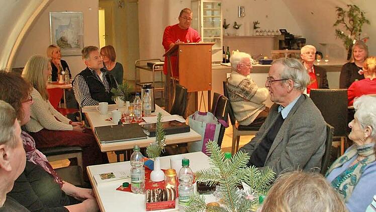 Im Café Clatsch präsentierten etliche Teilnehmer des Dichterwettstreits einem aufmerksamen Publikum ihre Arbeiten. Fotos: Dagmar Besand
