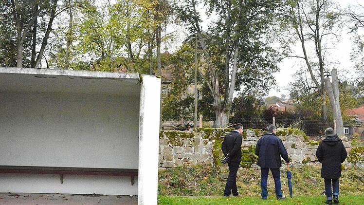 Unansehnliche Ecken wie hier, gibt es etliche in Burgpreppach. Das alte Buswartehäuschen versperrt den Blick auf das dahinter liegende Schloss derer zu Fuchs und Bimbach. Foto: Schmidt