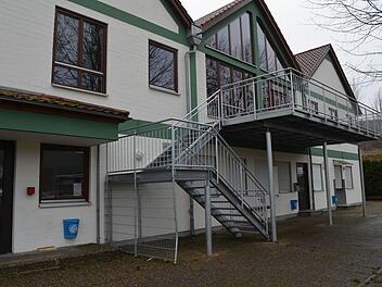 Trotz Anbau einer Nottreppe und eines Balkons am Sportheim kann der Mehrzweckraum wegen fehlendem Brandschutzkonzept nicht gastronomisch genutzt werden. Foto: Andreas Lomb