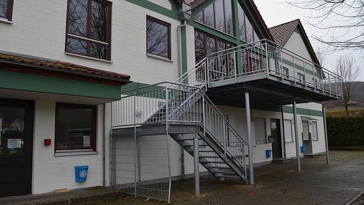 Trotz Anbau einer Nottreppe und eines Balkons am Sportheim kann der Mehrzweckraum wegen fehlendem Brandschutzkonzept nicht gastronomisch genutzt werden. Foto: Andreas Lomb