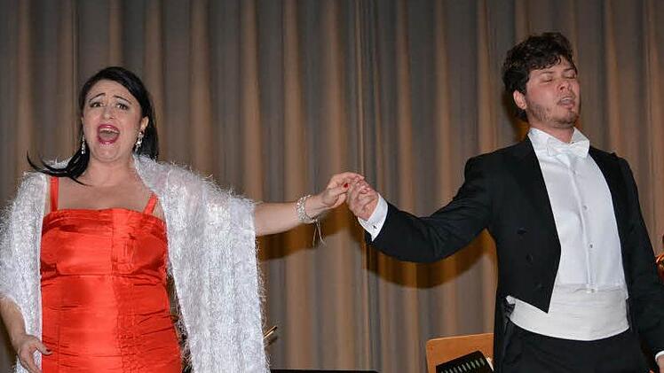 Sopranistin Iva Ionova begeisterte mit ihrem Gesang das Publikum. Julian Alberto Henao Gonzalez sang zahlreiche bekannte Arien. Foto: Björn Hein