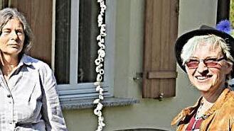 Buchautorin Renate Weilmann (rechts) erwartet am 12. Mai interessierte Besucher in den Räumen von Evelyn Schmidbauer (links).  Foto: H. Will