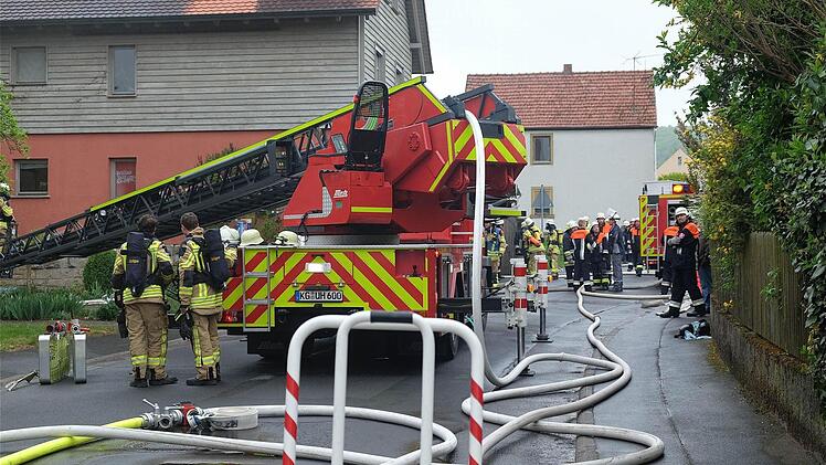 Ein Großangebot an Feuerwehren hat das Übergreifen der Flammen aufs Wohnhaus verhindert. Foto: Gerd Schaar