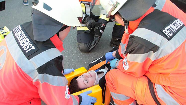 Die Verletzte wird auf der Trage gesichert.