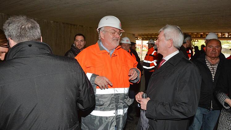 Bahn-Projektleiter Dieter Thormann mit Landrat Johann Kalb. Foto: Ronald Rinklef