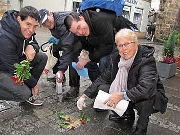Stefan Sauerteig, Stefan Bayreuther, Dominik Sauerteig und Hannelore Plentz (von links) reinigten unter anderem die Stolpersteine von Hermann, Wolf und Frieda Baumwollspinner, die einst in der Judengasse gewohnt hatten.  Foto: Martin Koch