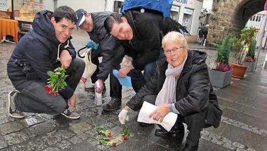 Stefan Sauerteig, Stefan Bayreuther, Dominik Sauerteig und Hannelore Plentz (von links) reinigten unter anderem die Stolpersteine von Hermann, Wolf und Frieda Baumwollspinner, die einst in der Judengasse gewohnt hatten.  Foto: Martin Koch