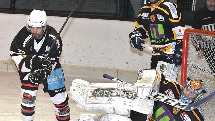 Kissingens Chad Evans (links) wartet auf den Nachschuss, Farchants Torwart Josef Kraus entschärfte bereits den vorherigen Torschuss. Foto: Hopf