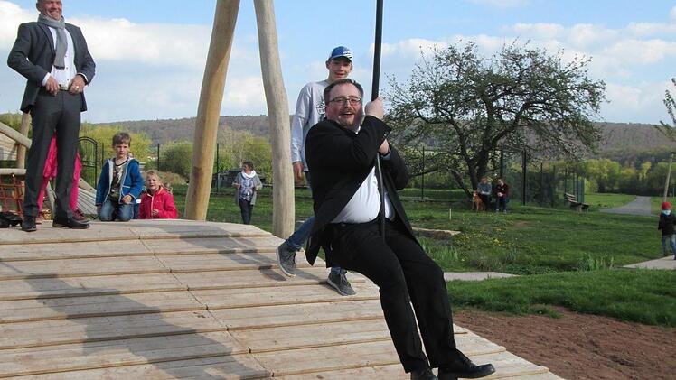Wie die Kleinen so die Großen. Auf Pfarrer Norbert Wahler gönnte sich eine Schussfahrt mit der Seilbahn.