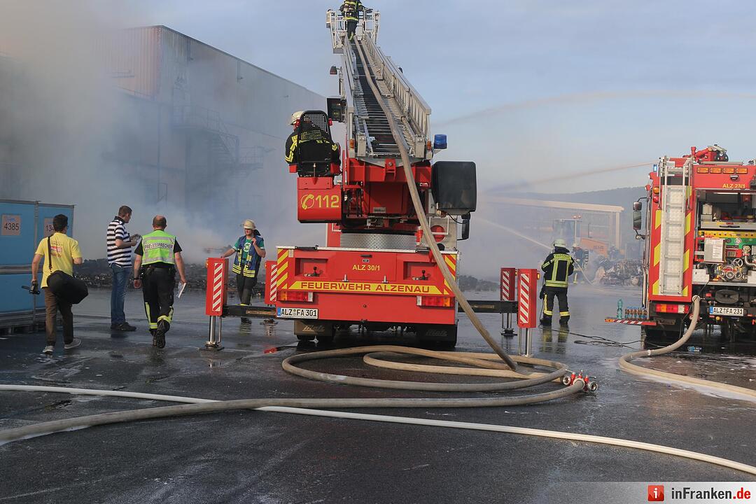 Feuer in Industriebetrieb in Alzenau – Schaulustige behindern Feuerwehr
