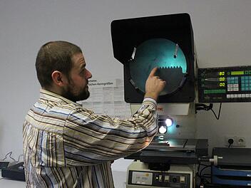 Dominik Harnisch erklärt, wie die Qualitätskontrolle funktioniert.Yannick Hupfer