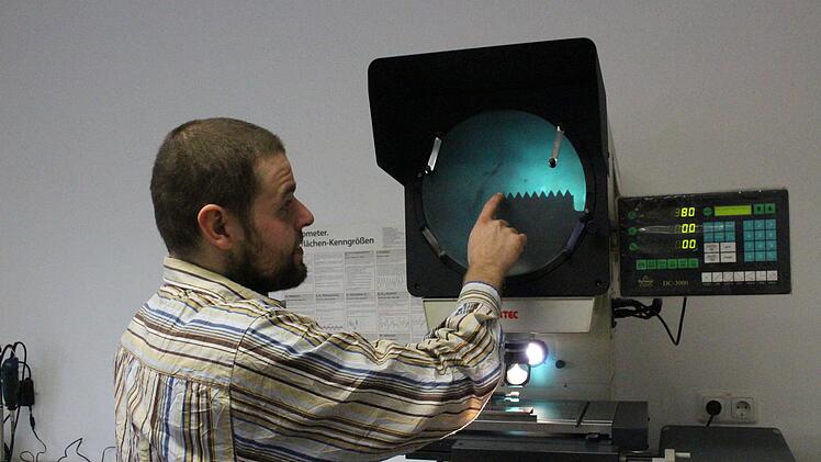 Dominik Harnisch erklärt, wie die Qualitätskontrolle funktioniert.Yannick Hupfer