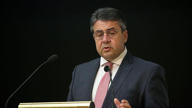 An der Universit&auml;t Bonn hielt Ex-Au&szlig;enminister Sigmar Gabriel eine Vorlesung. Pl&ouml;tzlich rollen Studenten ein Plakat aus. Der Politiker reagiert. Foto: Oliver Berg/dpa