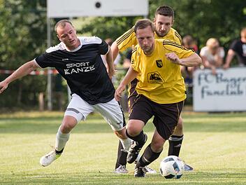 In der vergangenen Saison sind die Steinwiesener um Spielertrainer Colin Cloystein (gelbes Trikot) erst in der Relegation gegen den TSV Steinberg mit Alexander Simon (links) gescheitert.  Foto: Heinrich Weiß
