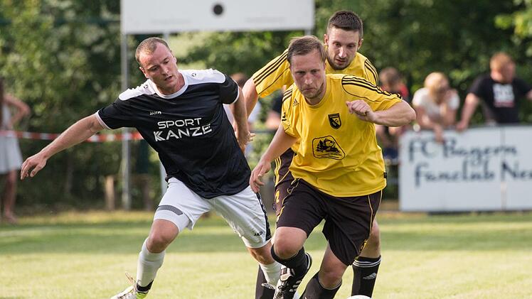 In der vergangenen Saison sind die Steinwiesener um Spielertrainer Colin Cloystein (gelbes Trikot) erst in der Relegation gegen den TSV Steinberg mit Alexander Simon (links) gescheitert.  Foto: Heinrich Weiß