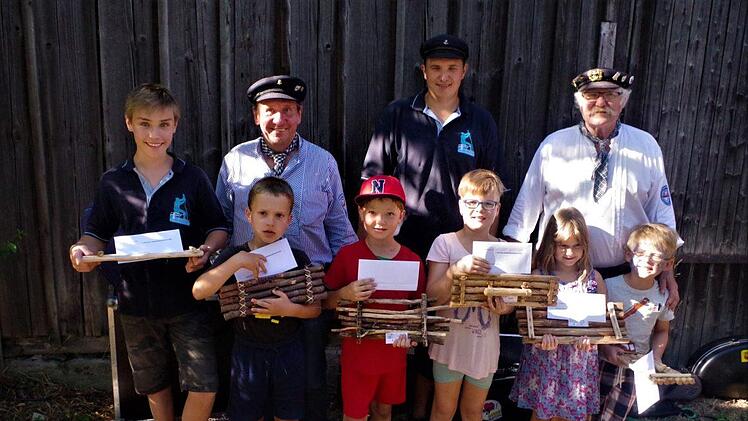 Auszeichnung der Nachwuchsflößer mit (von rechts) Vorsitzendem Friedrich Fricke, Floßmeister Michael Thiemann und Bürgermeister Norbert Gräbner.Gerd Fleischmann