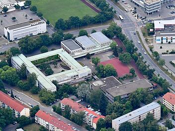 Der Neubau könnte neben dem bestehenden Dientzenhofer-Gymnasium entstehen.  Eine Machbarkeitsstudie soll nun prüfen, wie ein Neubau realisiert werden kann, ohne den Schulbetrieb einzuschränken. Foto: Ronald Rinklef