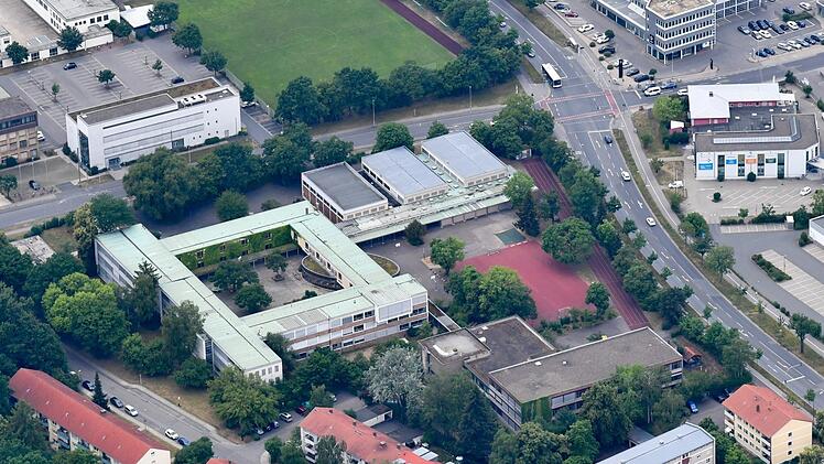 Der Neubau könnte neben dem bestehenden Dientzenhofer-Gymnasium entstehen.  Eine Machbarkeitsstudie soll nun prüfen, wie ein Neubau realisiert werden kann, ohne den Schulbetrieb einzuschränken. Foto: Ronald Rinklef
