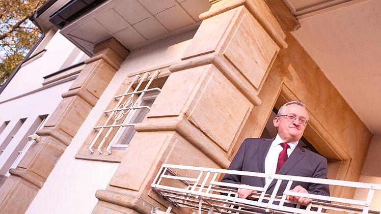 Bezirksheimatpfleger Günter Dippold steht am Eingang der Villa, die Otto Bamberger in der Kronacher Straße 21 errichten ließ. Als sie Adolf-Hitler-Straße hieß, mussten die Bambergers fliehen - und Conrad und Grete Wagner übernahmen das Anwesen. Fotos: Tim Birkner