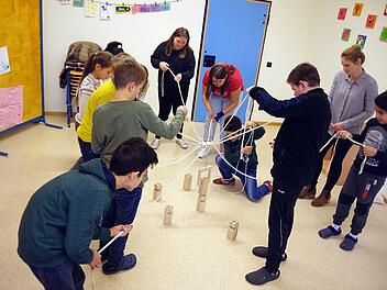 Jungen und Mädchen der fünften Jahrgangsstufe der Mittelschule Windheim bauen gemeinsam mit Schulsozialpädagogin Tina Müller einen "Fröbelturm". Heike Schülein