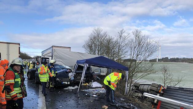 Schadensh&ouml;he von 430.000 Euro, ein Toter sowie 23 Verletzte: Nach der Massenkarambolage auf der A6 bei N&uuml;rnberg ermittelt die EKO "Schneefall". Foto: NEWS5 / Bauernfeind