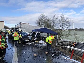 Schadenshöhe von 430.000 Euro, ein Toter sowie 23 Verletzte: Nach der Massenkarambolage auf der A6 bei Nürnberg ermittelt die EKO "Schneefall". Foto: NEWS5 / Bauernfeind