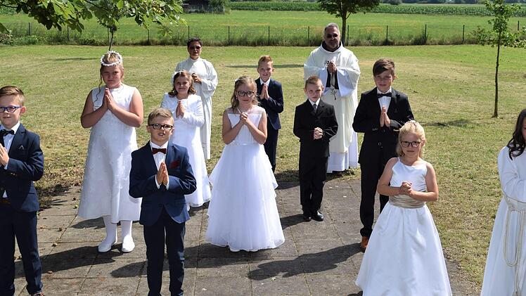 Mit ihnen begannen die Feierlichkeiten zur Erstkommunion in der Katholischen Pfarrgemeinde Altenkunstadt.Bilder der weiteren Kommunionkinder-Gruppen finden Sie online unter www.infranken.de.  Foto: Dieter Radziej