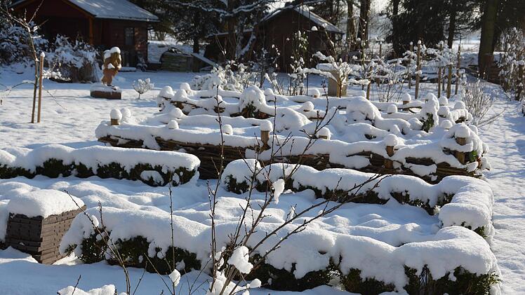 Unter einer frischen Schneedecke sehen die Beete aus wie aus einem Wintermärchen. Bald schon kann hier wieder leckeres Gemüse wachsen.