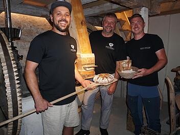 Vom Korn zum Brot: Die Bäckermeister Christian und Manfred Enders und Biolandlandwirt Christopher Rockenzahn. Rockenzahn liefert den Bio-Roggen, der in der Braunsmühle geschrotet wird. Die Bäckermeister machen daraus das Brot, das es bei Führungen...